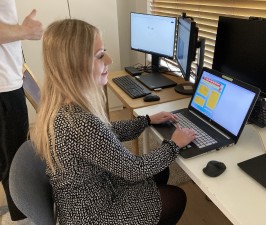 Elin at computer